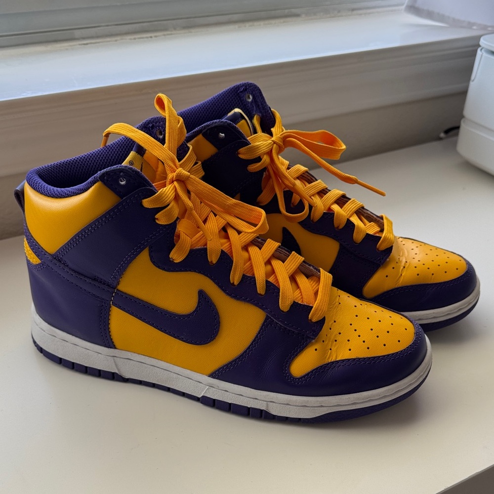 Men’s Nike Purple & Yellow High-Top Sneakers (Fits women’s size 8.5)